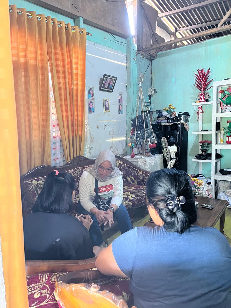 Penyintas Rubella saat diwawancarai di rumahnya, Desa Kopandakan I, Kecamatan Kotamobagu Selatan.(Foto: Koleksi pribadi)