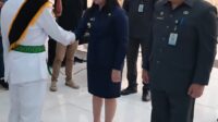 Bupati Kepulauan Sitaro, Chyntia Ingrid Kalangit, SKM, menyalami perwakilan anggota Paskibraka usai pengukuhan di Auditorium Pemda Sitaro, Jumat (16/8). (Foto: Ist)
