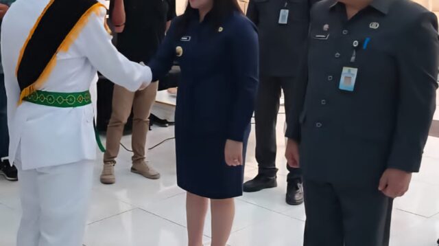 Bupati Kepulauan Sitaro, Chyntia Ingrid Kalangit, SKM, menyalami perwakilan anggota Paskibraka usai pengukuhan di Auditorium Pemda Sitaro, Jumat (16/8). (Foto: Ist)