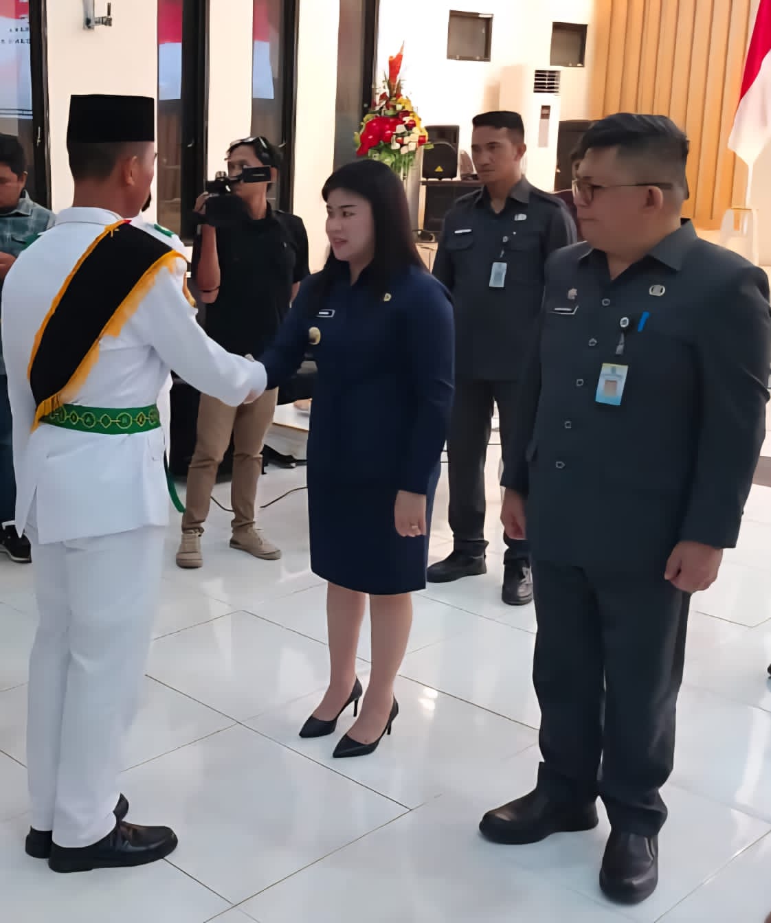 Bupati Kepulauan Sitaro, Chyntia Ingrid Kalangit, SKM, menyalami perwakilan anggota Paskibraka usai pengukuhan di Auditorium Pemda Sitaro, Jumat (16/8). (Foto: Ist)